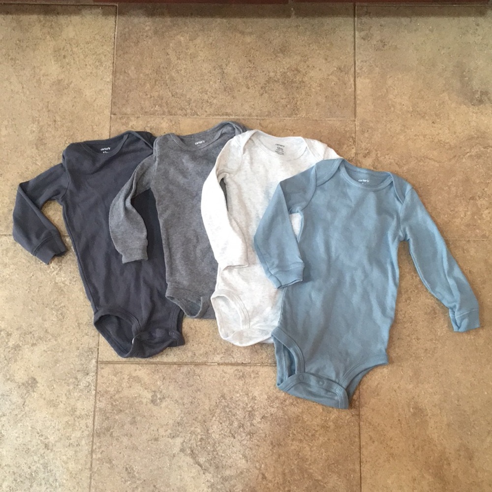 SOLD BUNDLE 💙🖤Carter’s neutral Onesie bundle